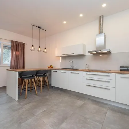 Angela Luxury I * Задар