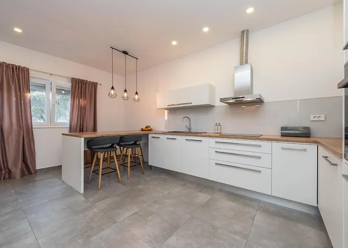 Angela Luxury I * Задар