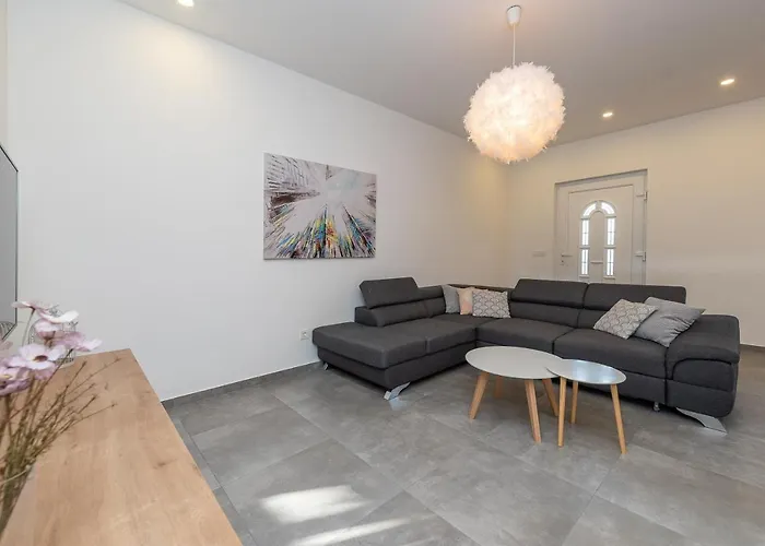 Апартаменты Angela Luxury I *