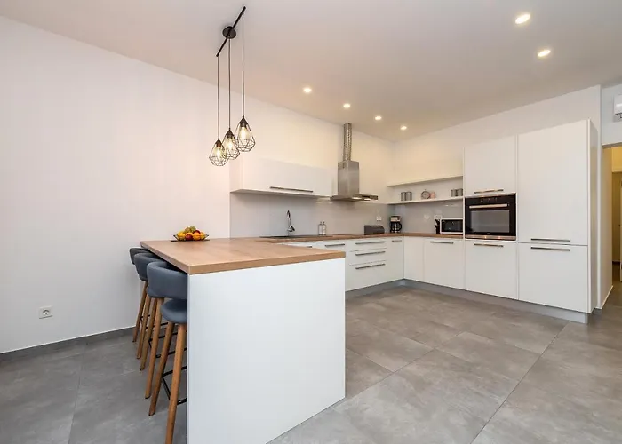 Апартаменты Angela Luxury I *